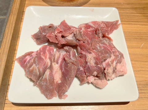 東京都新宿区歌舞伎町1丁目にある焼肉店「和牛焼肉食べ放題 肉屋の台所 新宿店」食べ放題Bコースで出てきた牛肉