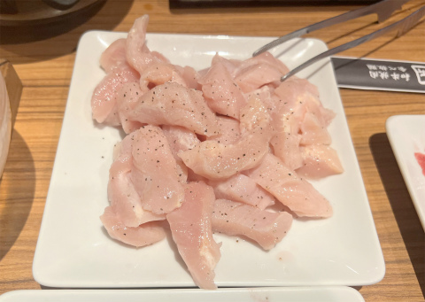 東京都新宿区歌舞伎町1丁目にある焼肉店「和牛焼肉食べ放題 肉屋の台所 新宿店」食べ放題Bコースで出てきた牛肉