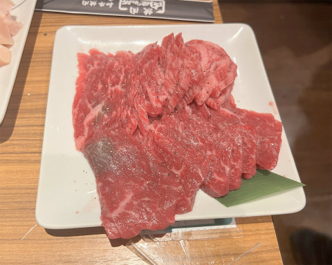 東京都新宿区歌舞伎町1丁目にある焼肉店「和牛焼肉食べ放題 肉屋の台所 新宿店」食べ放題Bコースで出てきた牛肉