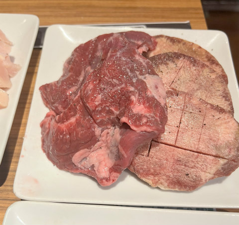 東京都新宿区歌舞伎町1丁目にある焼肉店「和牛焼肉食べ放題 肉屋の台所 新宿店」食べ放題Bコースで出てきた牛肉