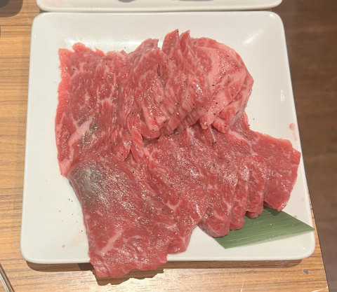 東京都新宿区歌舞伎町1丁目にある焼肉店「和牛焼肉食べ放題 肉屋の台所 新宿店」食べ放題Bコースで出てきた牛肉