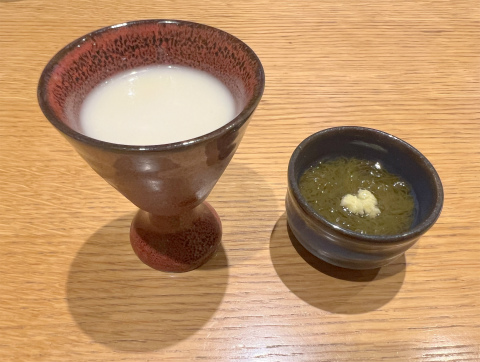 東京都足立区千住1丁目にある和食、スペイン料理の「食彩Kikumizu (キクミズ)」お通しのスープともずく