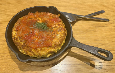 東京都足立区千住1丁目にある和食、スペイン料理の「食彩Kikumizu (キクミズ)」スペインオムレツ