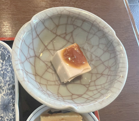 神奈川県厚木市飯山にある寿司店「お食事処 桜寿司」寿司膳の胡麻豆腐