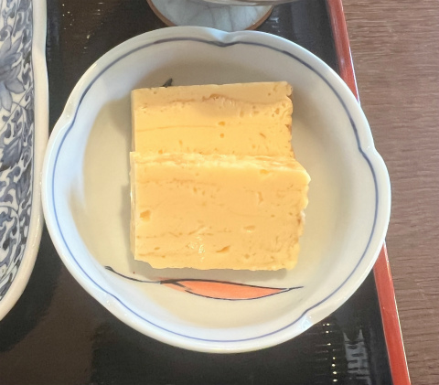 神奈川県厚木市飯山にある寿司店「お食事処 桜寿司」寿司膳の小鉢(玉子焼き)
