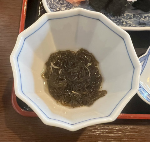 神奈川県厚木市飯山にある寿司店「お食事処 桜寿司」寿司膳のもずく