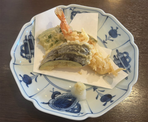 神奈川県厚木市飯山にある寿司店「お食事処 桜寿司」寿司膳の天ぷら