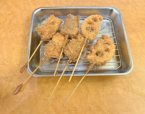 東京都新宿区新宿5丁目にある串揚げのお店「串あげ酒場 私の串」食べ放題の串揚げたち