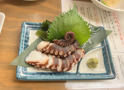 東京都港区新橋2丁目にある居酒屋、明石焼きのお店「明石ニューワールド 新橋店」明石のたこぶつ