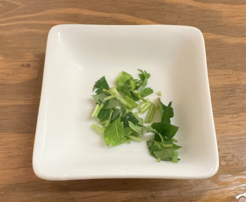 東京都港区新橋2丁目にある居酒屋、明石焼きのお店「明石ニューワールド 新橋店」明石焼の出汁に入れる三つ葉