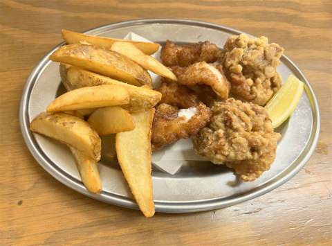 東京都港区新橋2丁目にある居酒屋、明石焼きのお店「明石ニューワールド 新橋店」揚げ物盛り合わせ(ポテトフライ、鶏のだし唐揚げ、たこの唐揚げ)
