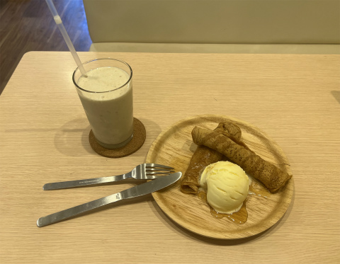 神奈川県横浜市鶴見区生麦1丁目にあるカフェ「カフェ&レンタルスペース happy cafe iitoko(ハッピーカフェ いいトコ) 」カフェラテ(ICE)とちんぴん(沖縄風クレープ)