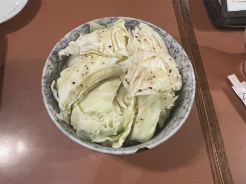 東京都港区新橋2丁目にある串揚げのお店「串揚げじゅらく 新橋店」最初に出てくるキャベツ