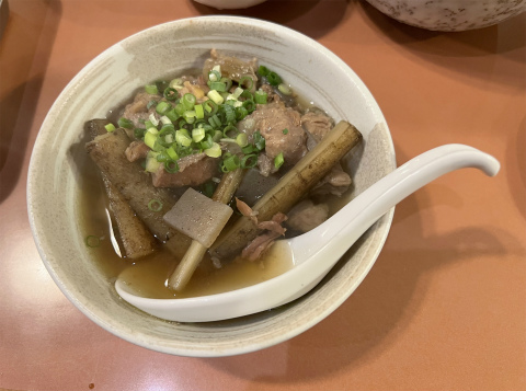 東京都港区新橋2丁目にある串揚げのお店「串揚げじゅらく 新橋店」最初に出てくる牛スジ煮込み