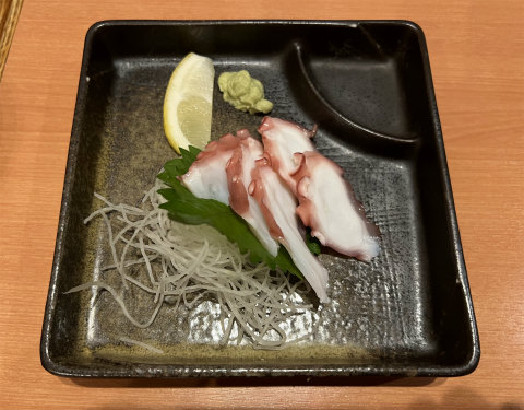 東京都葛飾区青戸3丁目にある居酒屋「炭火串焼 八剣伝 京成青砥店」ダコの刺身