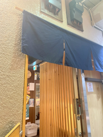 東京都墨田区錦糸2丁目にある焼鳥、居酒屋のお店「焼き鳥&手羽先食べ放題 個室居酒屋 串楽 錦糸町店」店舗入口