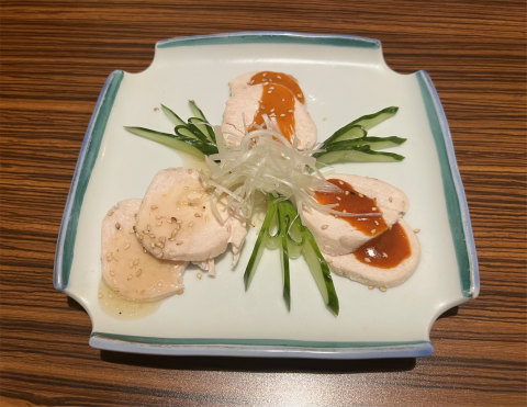東京都墨田区錦糸2丁目にある焼鳥、居酒屋のお店「焼き鳥&手羽先食べ放題 個室居酒屋 串楽 錦糸町店」豪華!地鶏の前菜! バンバンジー / よだれ鶏 / ネギ塩だれの蒸し鶏