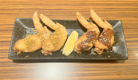 東京都墨田区錦糸2丁目にある焼鳥、居酒屋のお店「焼き鳥&手羽先食べ放題 個室居酒屋 串楽 錦糸町店」やみつき!手羽先唐揚げ 手羽先塩レモンスパイシー揚げ / 甘辛手羽先唐揚げ