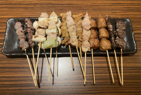 東京都墨田区錦糸2丁目にある焼鳥、居酒屋のお店「焼き鳥&手羽先食べ放題 個室居酒屋 串楽 錦糸町店」厳選大山どり炭火焼き(塩) もも / ねぎま / かわ / 砂肝 / うずら / つくね / ハラミ