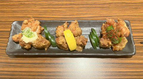東京都墨田区錦糸2丁目にある焼鳥、居酒屋のお店「焼き鳥&手羽先食べ放題 個室居酒屋 串楽 錦糸町店」やみつき!手羽先唐揚げ 手羽先塩レモンスパイシー揚げ / 甘辛手羽先唐揚げ