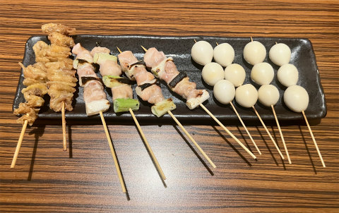 東京都墨田区錦糸2丁目にある焼鳥、居酒屋のお店「焼き鳥&手羽先食べ放題 個室居酒屋 串楽 錦糸町店」かわ、ねぎま、うずら