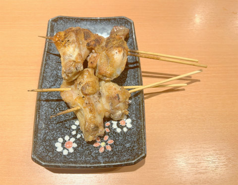 東京都葛飾区青戸3丁目にある居酒屋「炭火串焼 八剣伝 京成青砥店」焼鳥(手羽先)