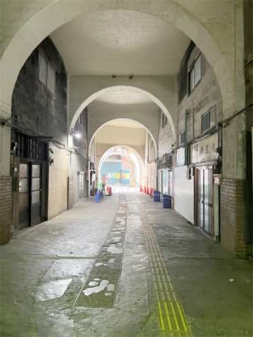 神奈川県横浜市鶴見区生麦5丁目にある天ぷら、割烹のお店「味童 天金」R鶴見線の国道駅改札を出たところの風景