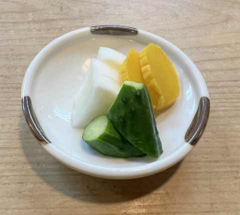 神奈川県横浜市鶴見区生麦5丁目にある天ぷら、割烹のお店「味童 天金」天婦羅定食(上)の漬物