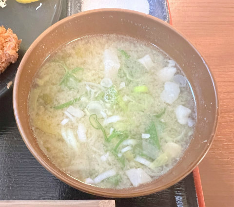 埼玉県越谷市砂原にあるとんかつ店「国産銘柄豚 彩とんかつ」やんばる島豚あぐー ロースかつ定食の味噌汁