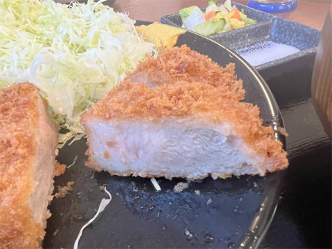 埼玉県越谷市砂原にあるとんかつ店「国産銘柄豚 彩とんかつ」やんばる島豚あぐー ロースかつの断面