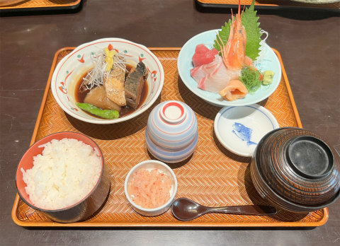 埼玉県越谷市レイクタウン4丁目にある和食店「和食飛賀屋 越谷レイクタウンkaze店」本日の煮魚とお刺身御膳