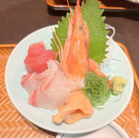 埼玉県越谷市レイクタウン4丁目にある和食店「和食飛賀屋 越谷レイクタウンkaze店」本日の煮魚とお刺身御膳の刺身
