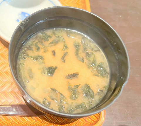 埼玉県越谷市レイクタウン4丁目にある和食店「和食飛賀屋 越谷レイクタウンkaze店」本日の煮魚とお刺身御膳の味噌汁