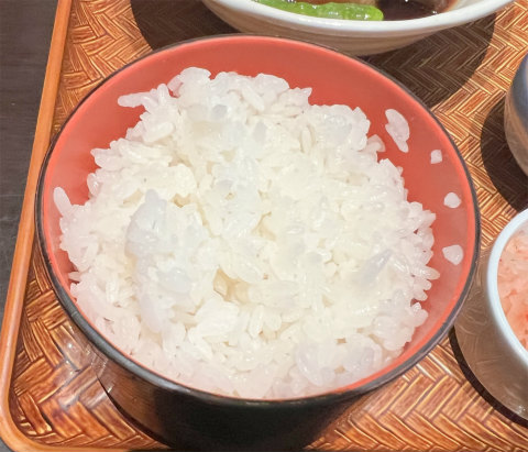 埼玉県越谷市レイクタウン4丁目にある和食店「和食飛賀屋 越谷レイクタウンkaze店」本日の煮魚とお刺身御膳のごはん