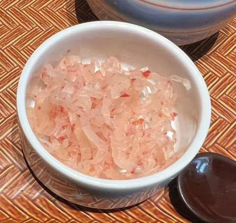 埼玉県越谷市レイクタウン4丁目にある和食店「和食飛賀屋 越谷レイクタウンkaze店」本日の煮魚とお刺身御膳の小鉢