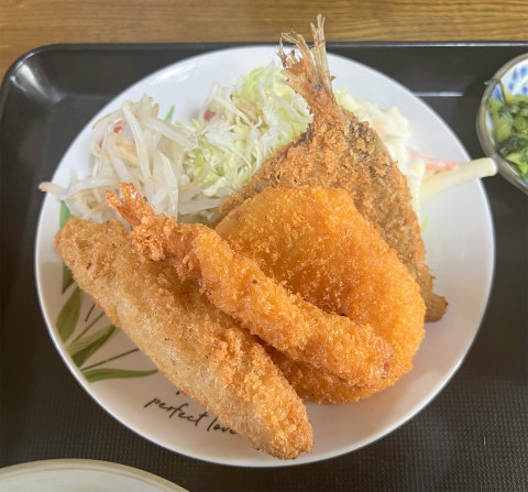 東京都世田谷区瀬田5丁目にある定食、居酒屋のお店「お食事処 与作」ミックスフライ