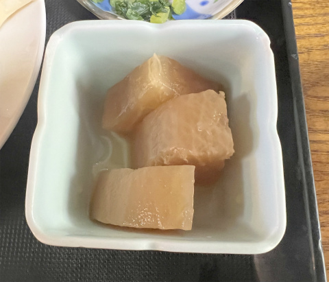 東京都世田谷区瀬田5丁目にある定食、居酒屋のお店「お食事処 与作」ミックスフライ定食の小鉢