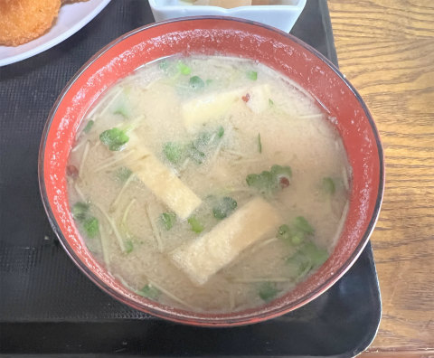 東京都世田谷区瀬田5丁目にある定食、居酒屋のお店「お食事処 与作」ミックスフライセットの味噌汁