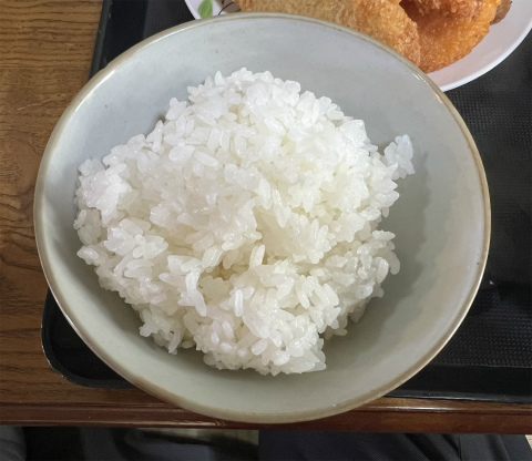 東京都世田谷区瀬田5丁目にある定食、居酒屋のお店「お食事処 与作」ミックスフライセットのごはん