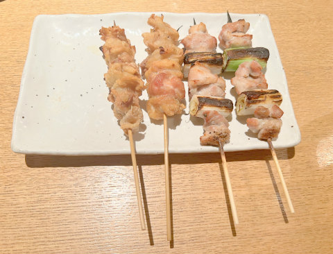 東京都中央区日本橋小伝馬町にある焼鳥、居酒屋の「炭火焼鳥と旨い焼魚 鳥舟」焼鳥(皮、ねぎま)