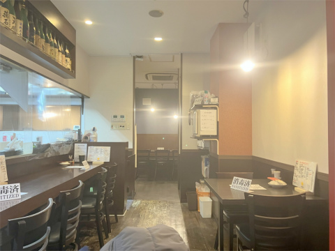 東京都台東区三ノ輪1丁目にある焼鳥店「SUMIBI 串焼 おじゃり 三ノ輪本店」店内
