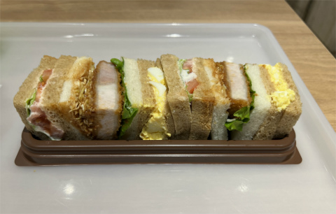 神奈川県横浜市緑区鴨居1丁目にあるベーカリー店「LITTLE MERMAID(リトルマーメイド) 鴨居店」ロースカツミックス’(タマゴ)