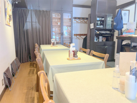 神奈川県横浜市神奈川区青木町にある洋食、パスタの「café restaurant Marché マルシェ」店内