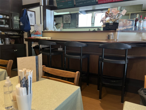 神奈川県横浜市神奈川区青木町にある洋食、パスタの「café restaurant Marché マルシェ」店内