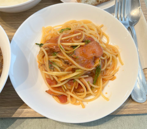 神奈川県横浜市神奈川区青木町にある洋食、パスタの「café restaurant Marché マルシェ」今日のランチセット(3種類)のパストラミトマトスープパスタ