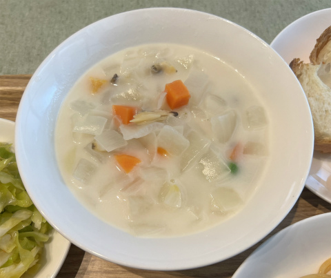 神奈川県横浜市神奈川区青木町にある洋食、パスタの「café restaurant Marché マルシェ」今日のランチセット(3種類)のあさりクリームスープ