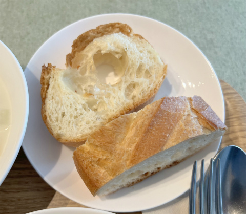 神奈川県横浜市神奈川区青木町にある洋食、パスタの「café restaurant Marché マルシェ」今日のランチセットのパン