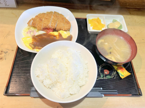 神奈川県横浜市神奈川区青木町にある「居酒屋 とんちゃん」トンカツとオムレツ定食