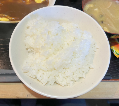 神奈川県横浜市神奈川区青木町にある「居酒屋 とんちゃん」トンカツとオムレツ定食のごはん