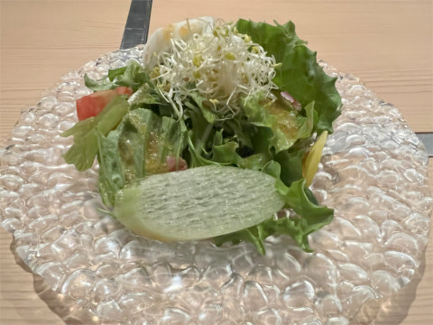 神奈川県横浜市戸塚区品濃町にある鉄板焼の「鉄板処TETSU (徹)」農園サラダ